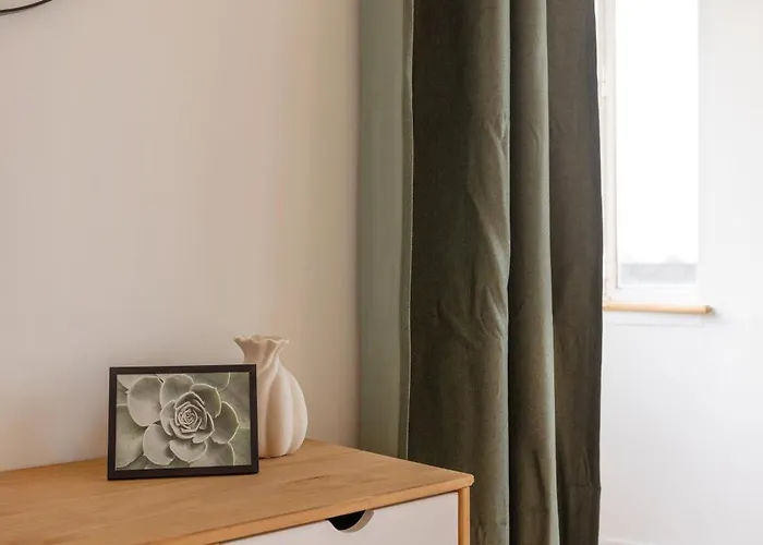 Spacious View - Prime Location *